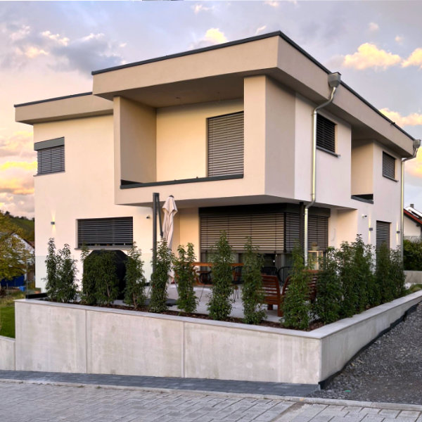 Großzügige Terrasse gepflastert mit Heilbronner Antik in Allgäuerverband.